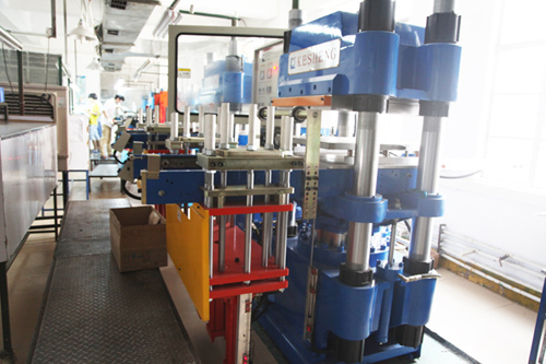 成型機臺.jpg 成型機臺.jpg